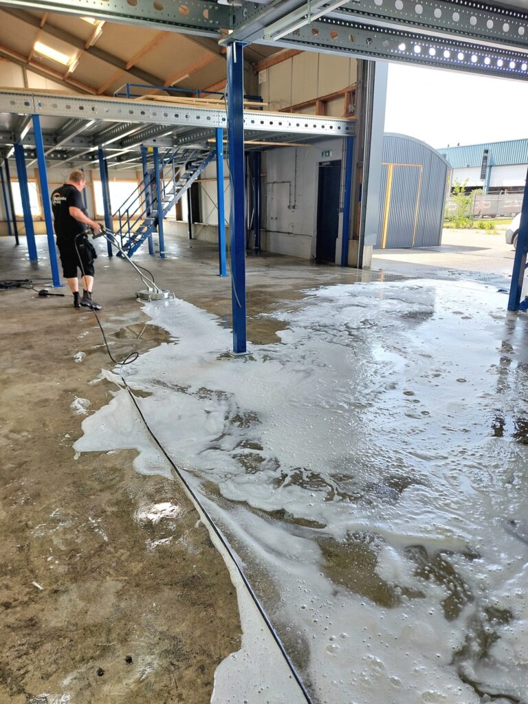 Vloer reinigen grote bedrijfsloods Friesland